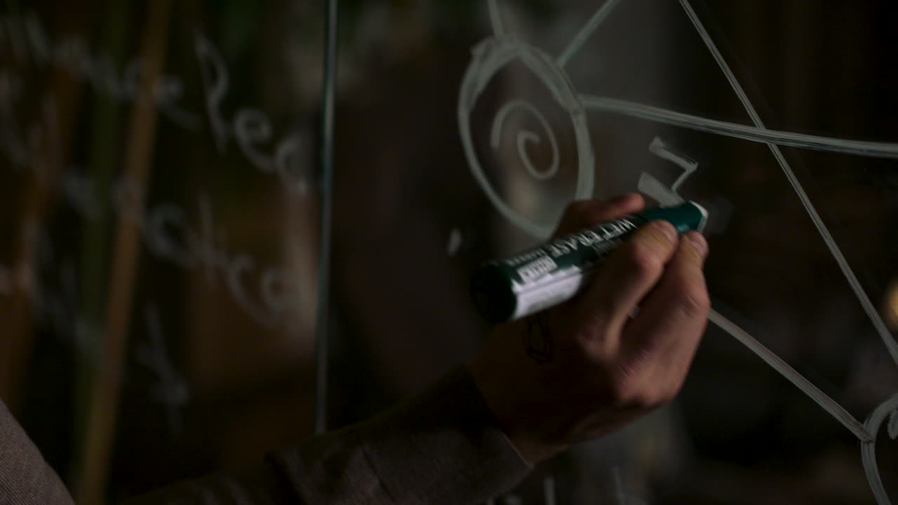 dibujo a mano en superficie de vidrio