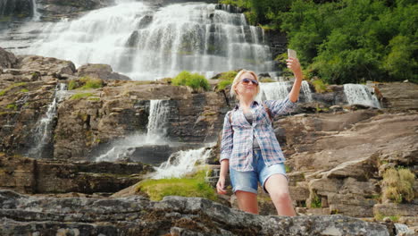 Der-Tourist-Fotografiert-Der-Legende-Nach-Den-Höchsten-Wasserfall-Norwegens-Das-Wasser-Aus-Diesem-Wasser