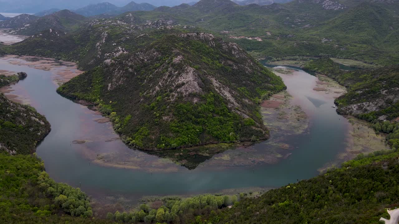 imágenes aéreas capturan la impresionante vista de la curva del río en forma de herradura en pavlova strana cerca del lago skadar en montenegro