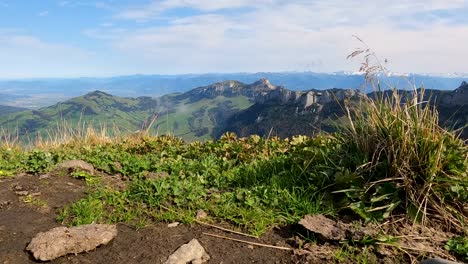 Lapso-De-Tiempo-Y-Vista-Desde-El-Mirador-De-La-Montaña-Hasta-El-Paisaje-Natural-De-La-Cordillera-Y-El-Cielo-Azul,-Día-Soleado