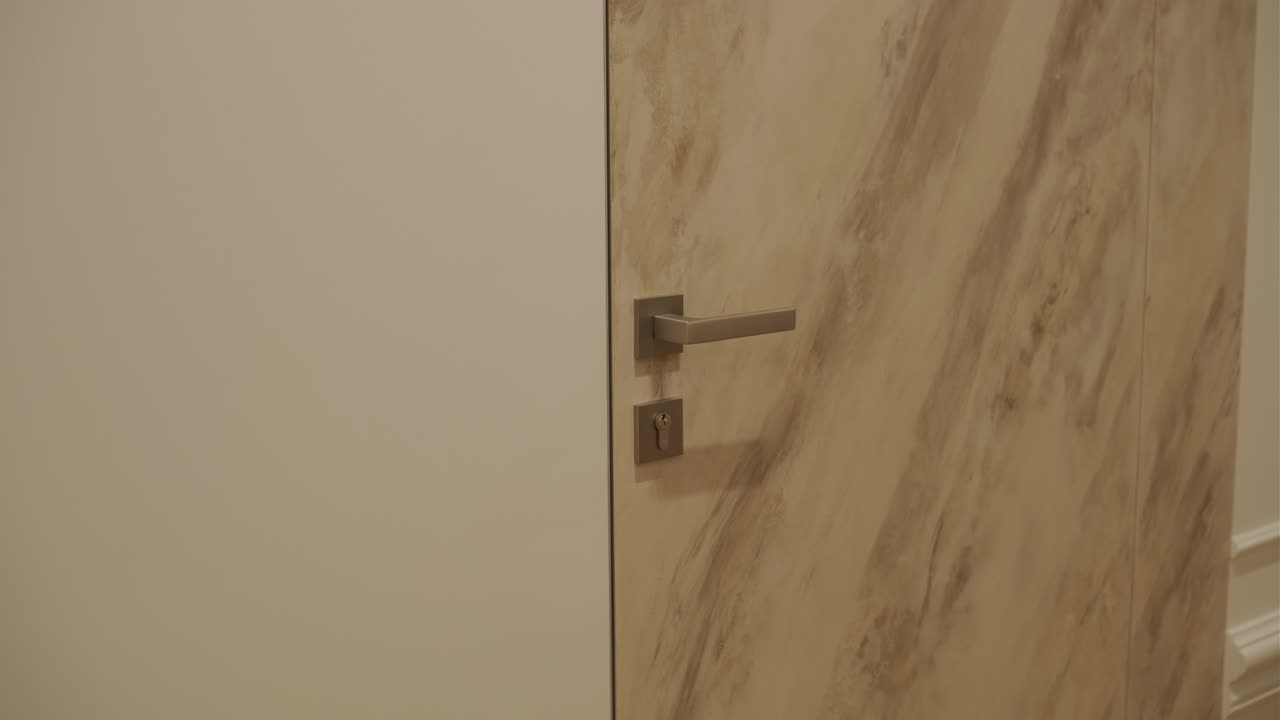 puerta de diseño con efecto de mármol y manija moderna