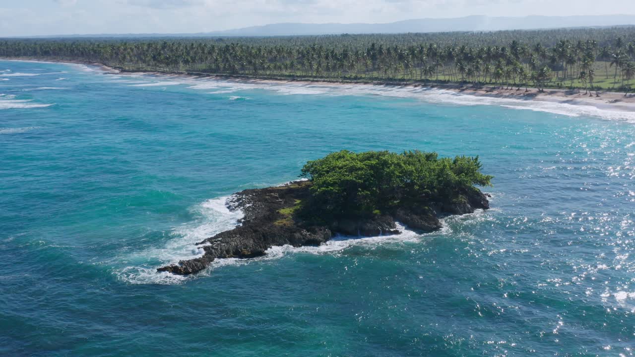 vista asombrosa de una caída en las costas de cabrera, sol brillante, aguas azul turquesa vibrantes