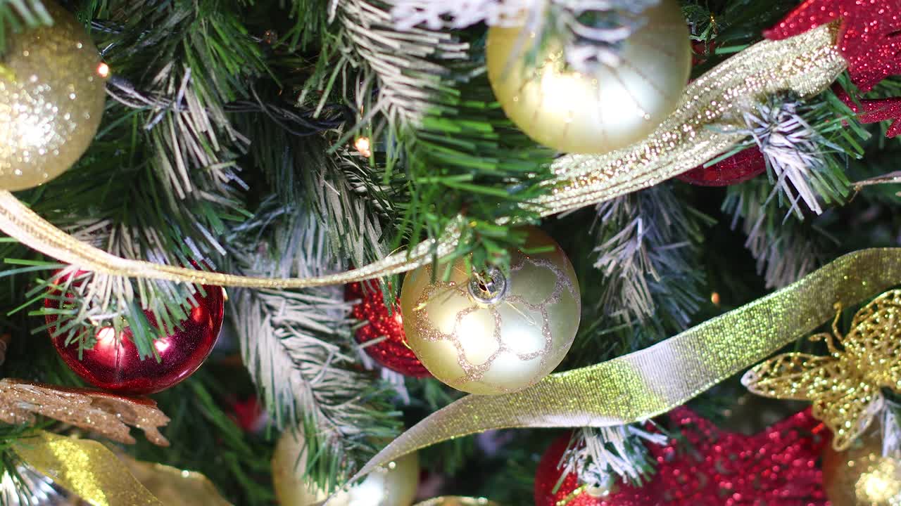 vista superior del árbol de navidad con adornos brillantes y luces parpadeantes