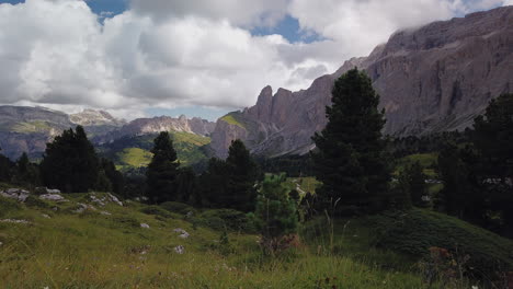 Panoramaschwenk-über-Die-Dramatische-Landschaft-In-Den-Alpen