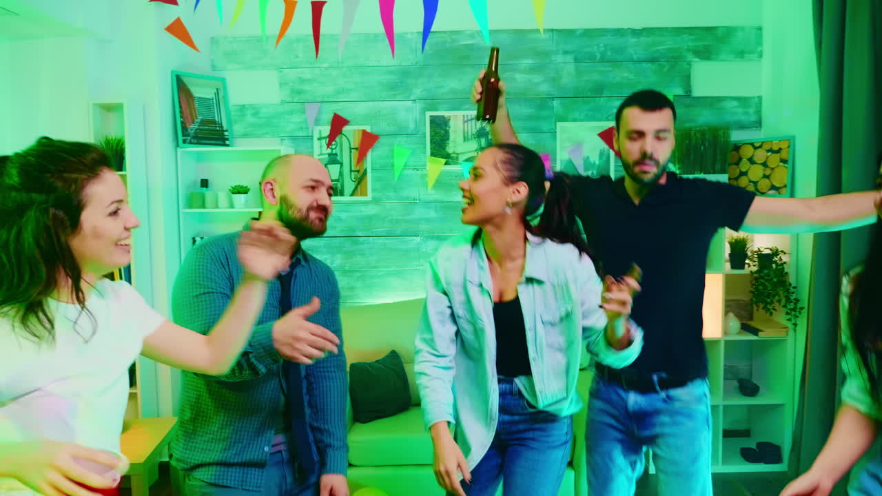 grupo de jóvenes llenos de emoción