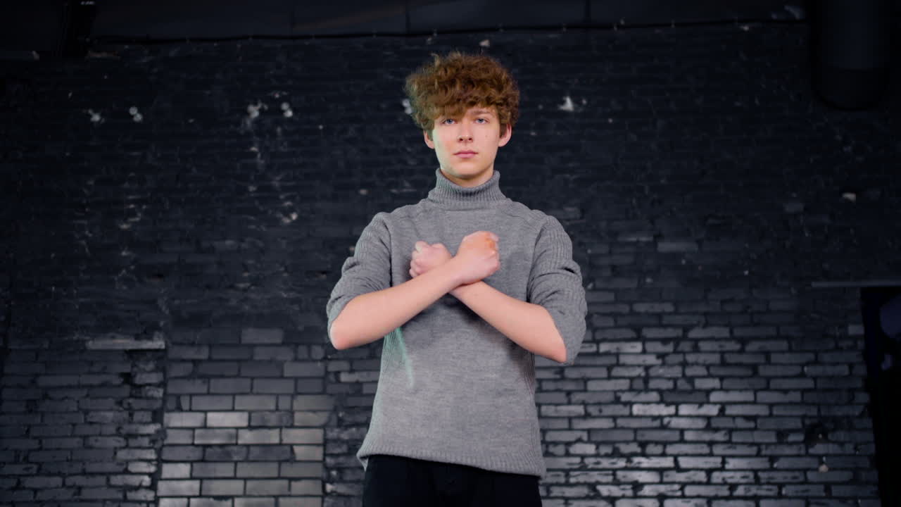 진지한 젊은 환경 운동가가 카메라를 보고 팔을 멈추고 "비문"