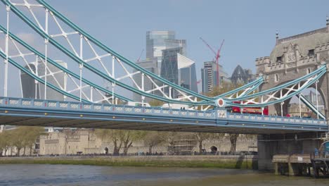 Blick-Vom-Touristenboot-Auf-Der-Themse-Unter-Der-Tower-Bridge-Mit-Der-Skyline-Von-London