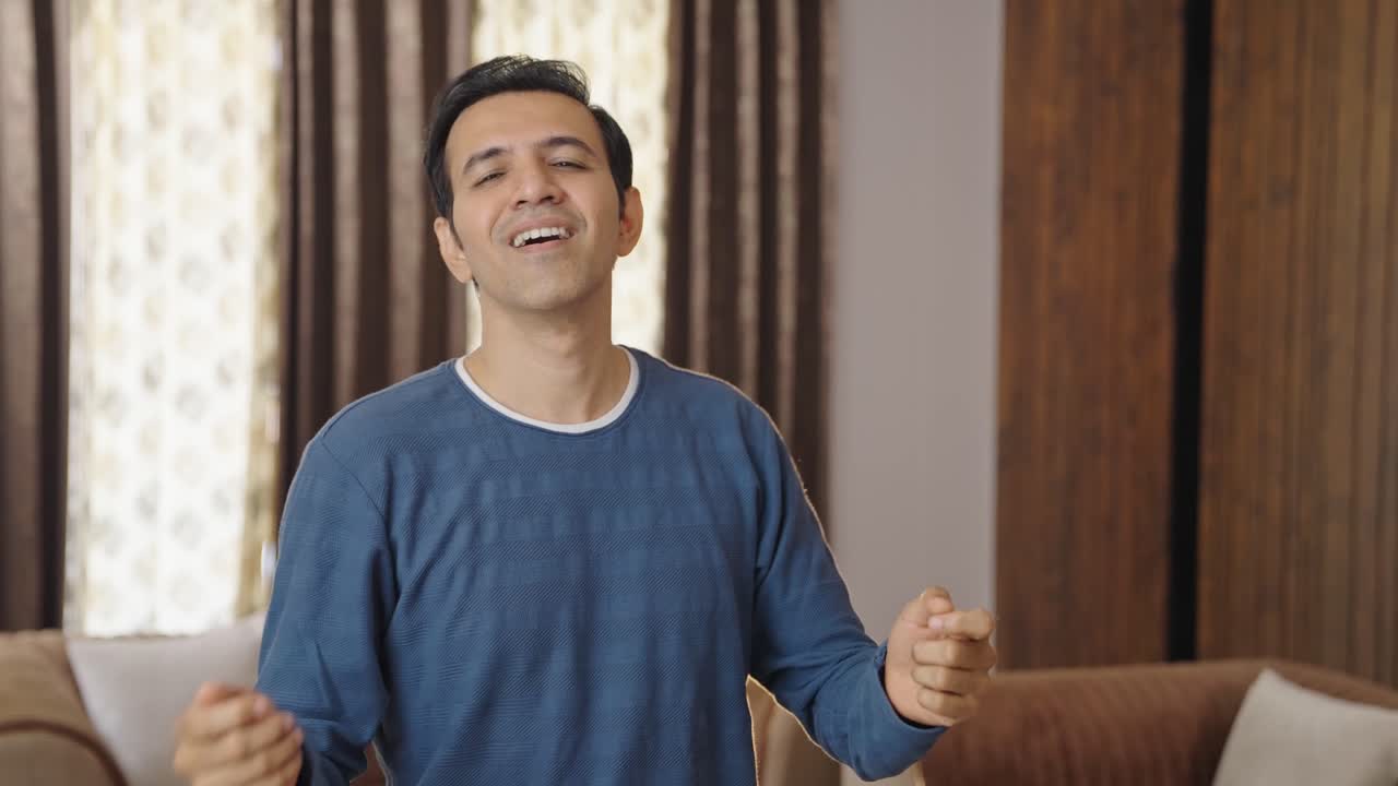 행복한 인디언 삼촌이 춤추고 즐기고