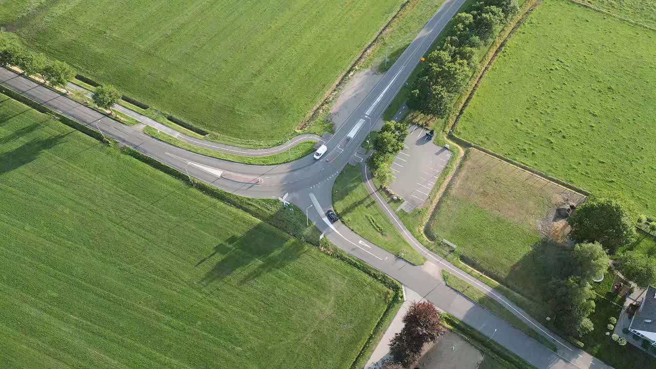 시골 도로 교차로 의 공중 사진