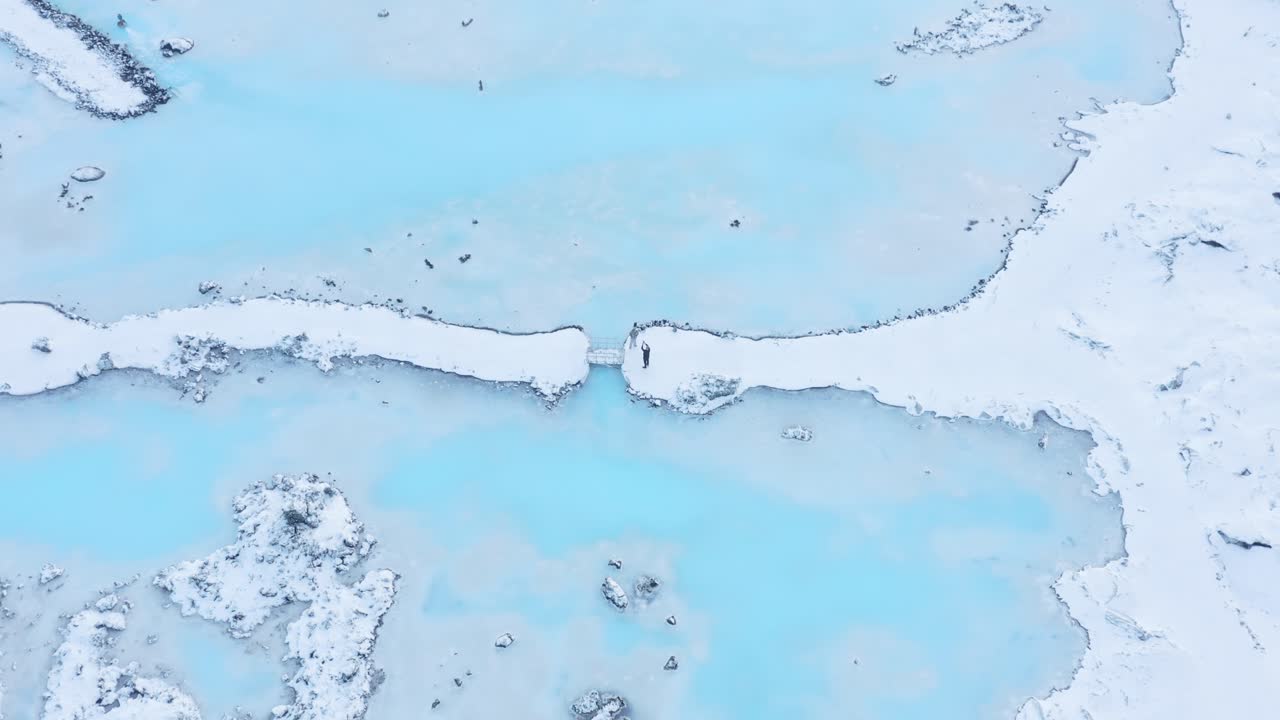 겨울철 멋진 수영장이 있는 아이슬란드의 외부 블루 라군 시설