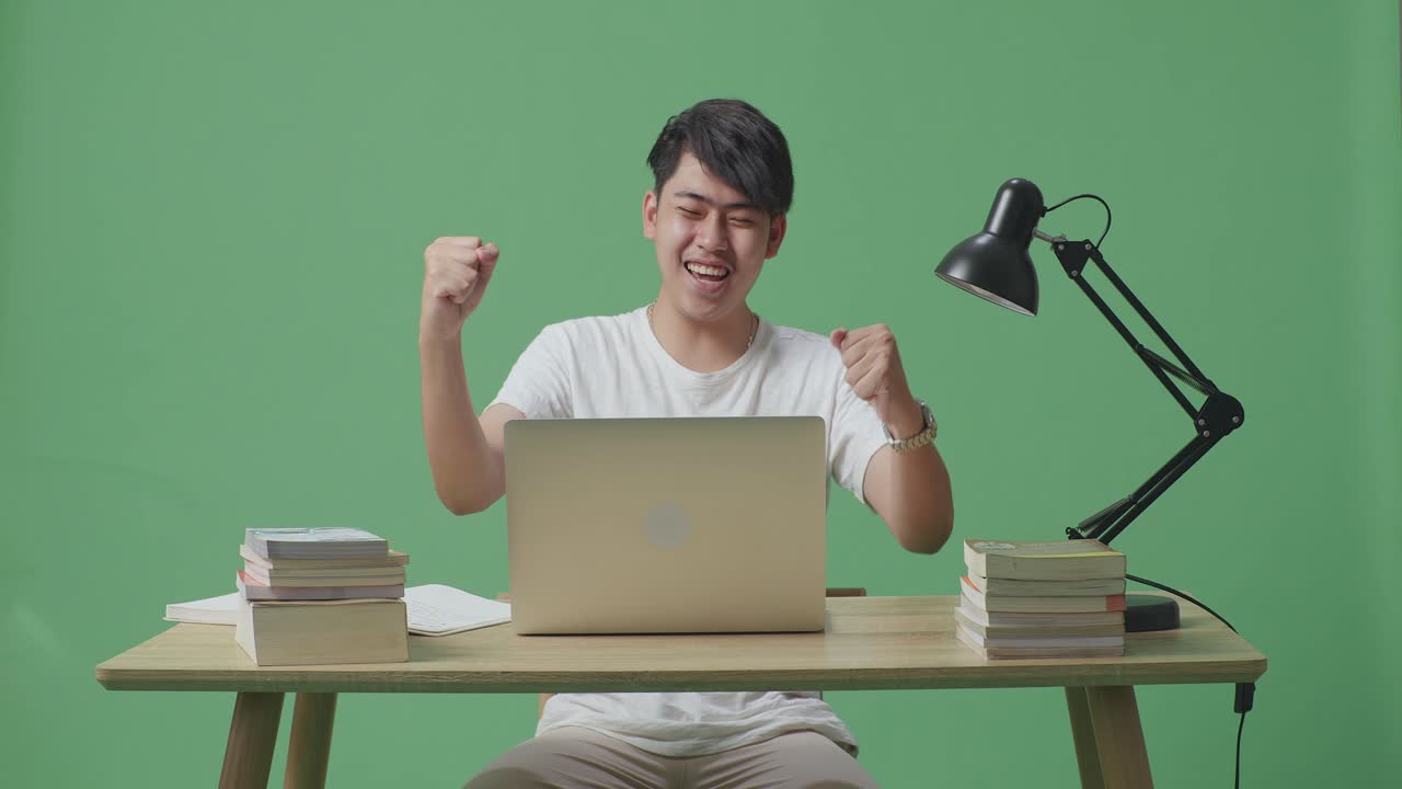 성공을 축하하는 행복한 학생