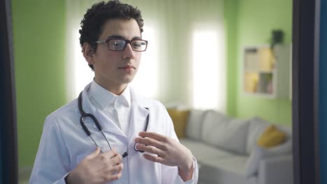 niño soñador mirándose a sí mismo con abrigo blanco de médico y estetoscopio frente al espejo.