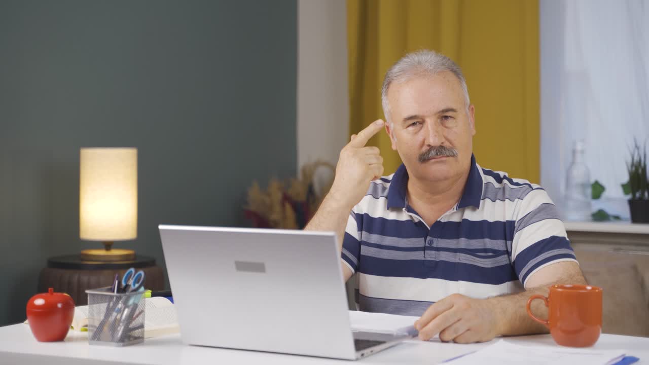 trabajador de oficina en casa anciano expresando su mente y éxito a la cámara.