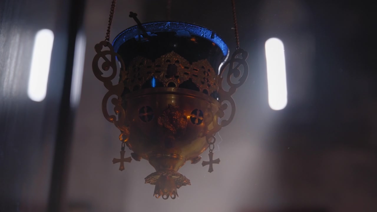 Candelabro in ottone in chiesa