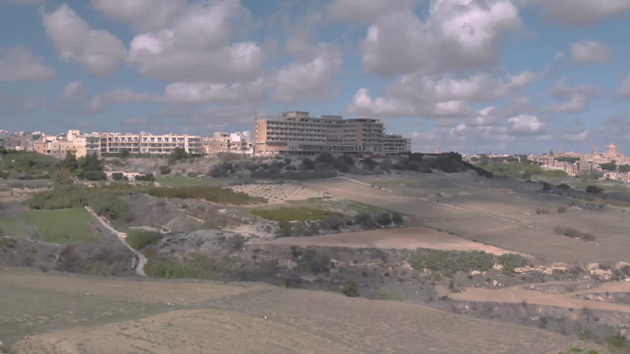 무인기 이  위로 날아갑니다.