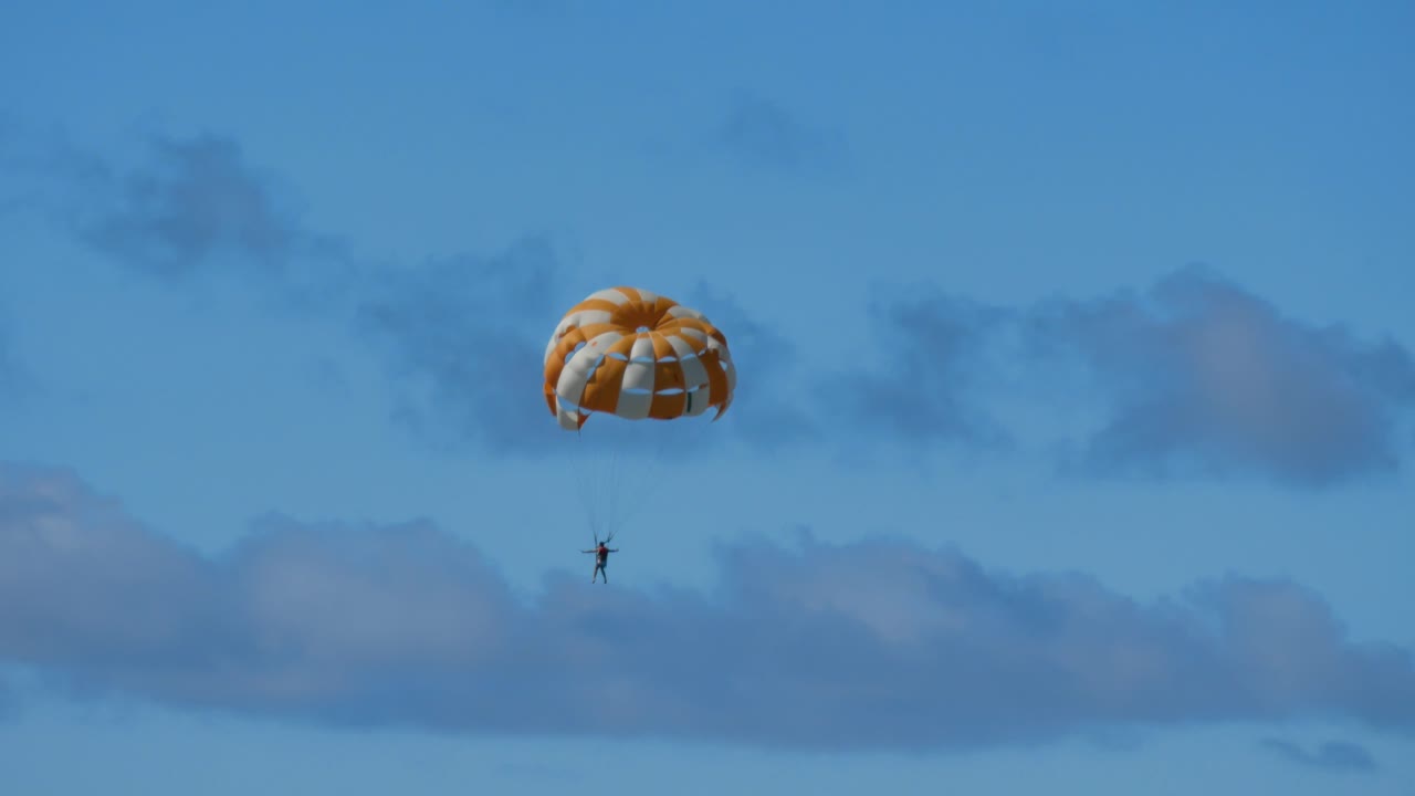 un hombre haciendo parasol sin manos por un momento