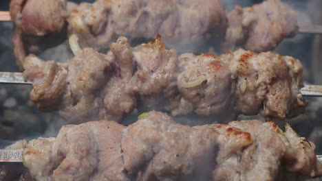 carne marinada a la parrilla en la parrilla de ahumado. picadillo de carne fresca en la parrilla de barbacoa
