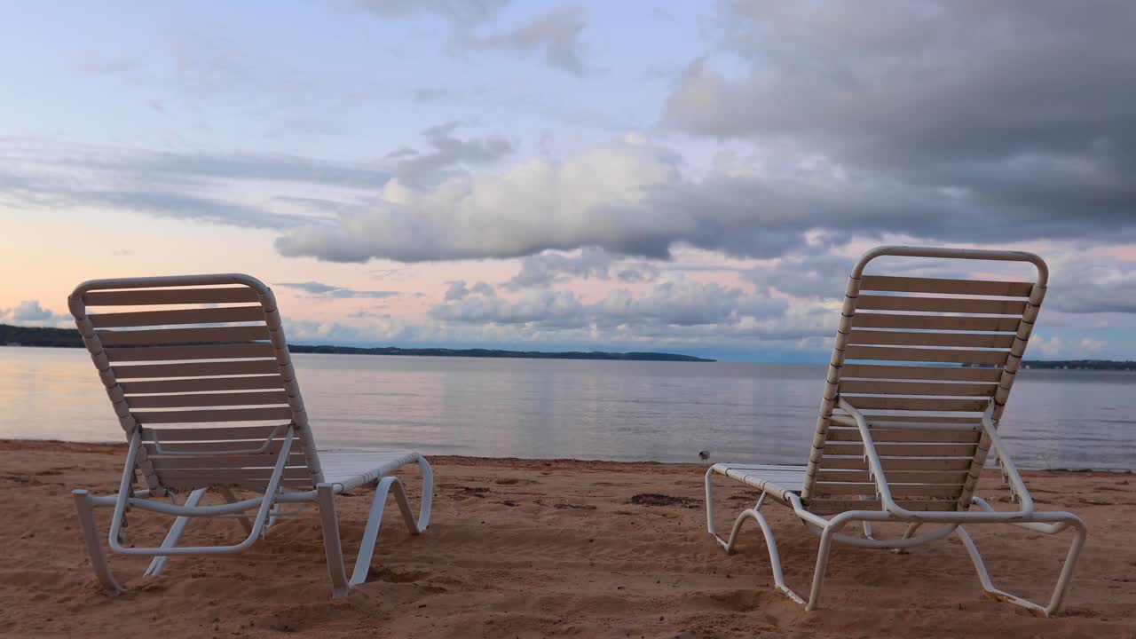 해질녘 해변의 의자