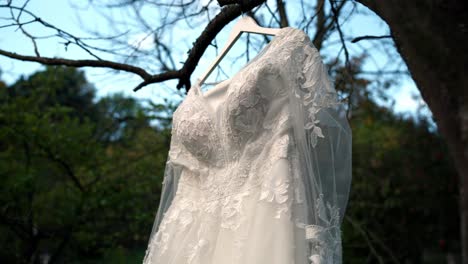 Hermoso-Vestido-De-Novia-Con-Encaje-Listo-Para-El-Día-De-La-Boda-Y-La-Novia-En-Una-Mañana-De-Otoño