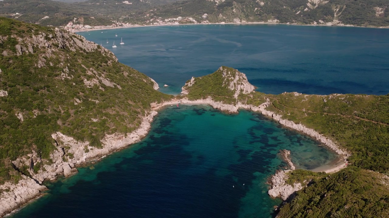Vista aerea della baia di Porto Timoni con acque turchesi, Corfù