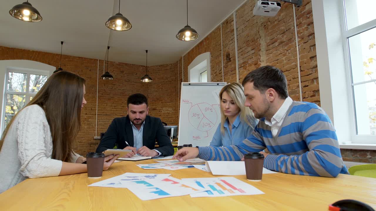 reunión de equipo de negocios involucró a diversas personas que participaron en ideas creativas y sostenibles steadicam filmado a través de la mesa de la sala de juntas espacio de trabajo compartido