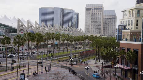 centro de convenciones de san diego en un día soleado con movimiento lento de tráfico peatonal