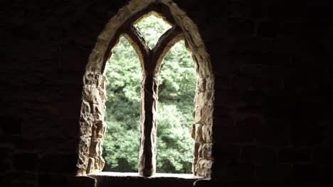 marco de ventana de arco ornamentado en edificio georgiano en inglaterra toma panorámica media