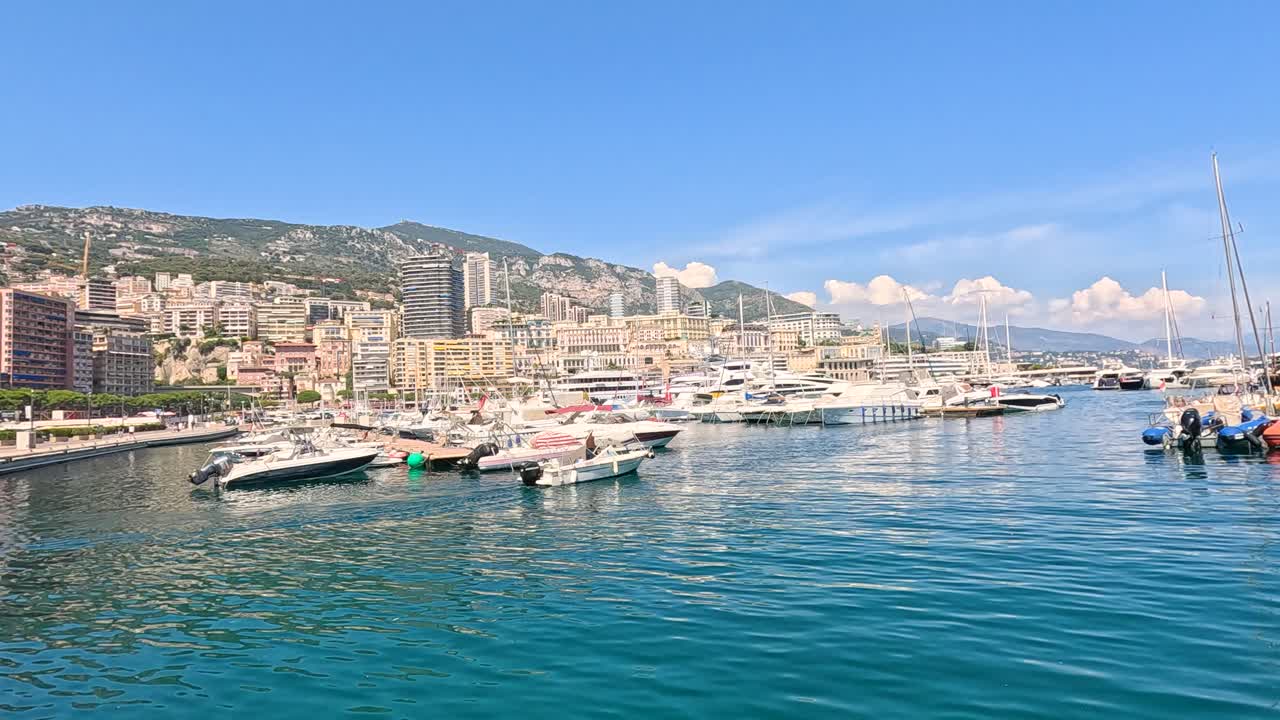 Vista panoramica del vivace porto di Monte Carlo