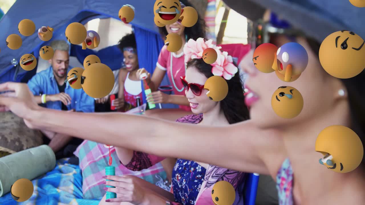 Campeggio con amici, animazione emoji giocosa in sovrapposizione, divertimento all'aperto