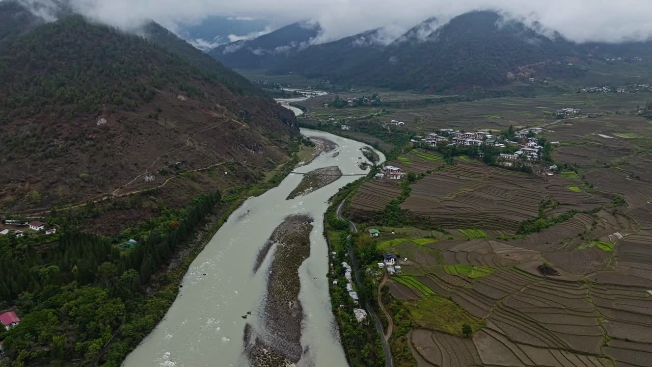 vista aérea del puente colgante de punakha sobre el puna tsang chu en punakha, bután