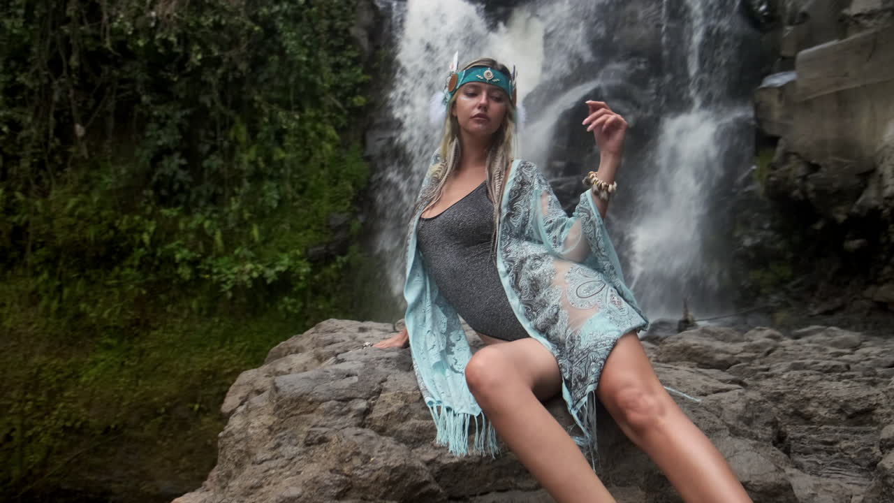 женщина с водопадом, бохо-мода