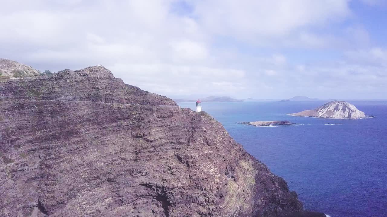 푸른 바다와 함께 동부 호놀룰루 하와이에 있는 마카푸 등대 샷 - 공중 팬 궤도