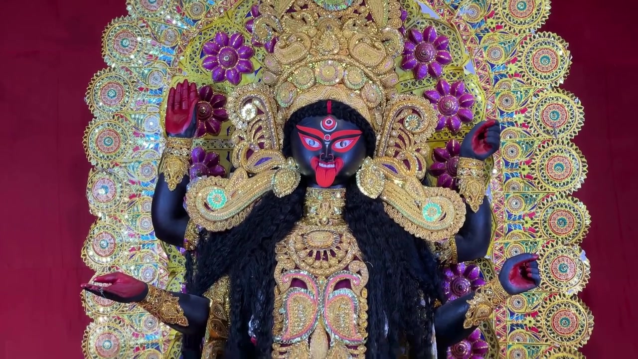 Imagens do Ídolo de Maa Kali com fundo dourado e vermelho.
