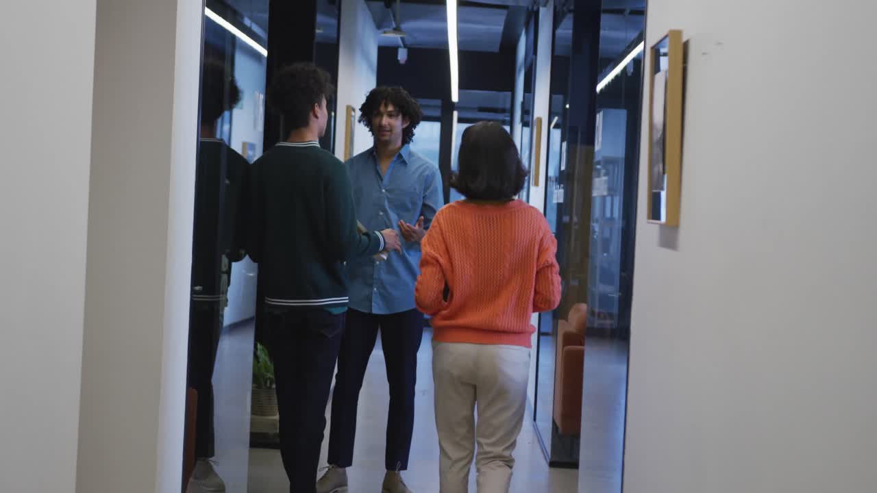 personas de negocios felices y diversas caminando y hablando con café en la oficina
