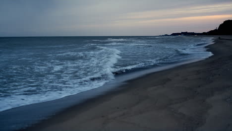 Olas-Del-Mar-Al-Atardecer-Rompiendo-En-Una-Hermosa-Playa-De-Arena.-Majestuoso-Atardecer-En-El-Paisaje-Oceánico