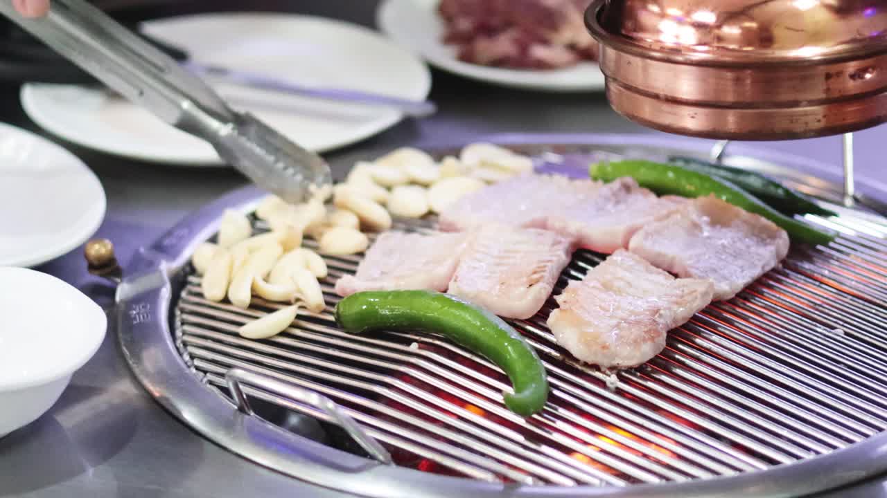그릴 에 돼지 배 와 채소 를 요리 하는 것