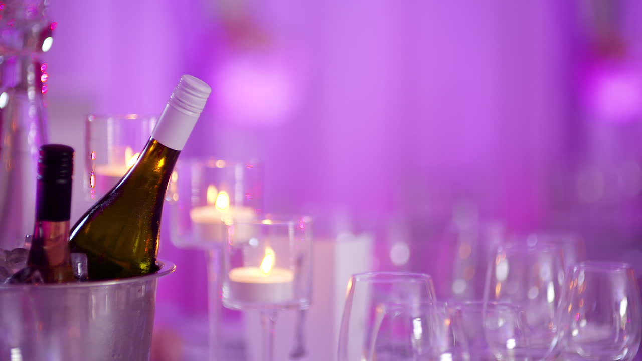 mesa decorada de lujo para la cena de bodas 5