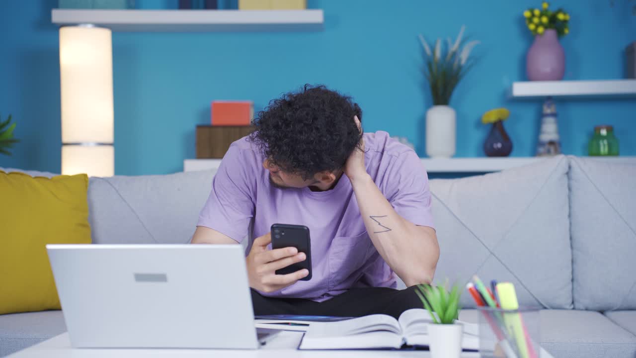 el estudiante que usa el teléfono está aburrido y suspirando.