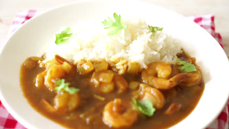 camarones en salsa de curry sobre arroz cubierto
