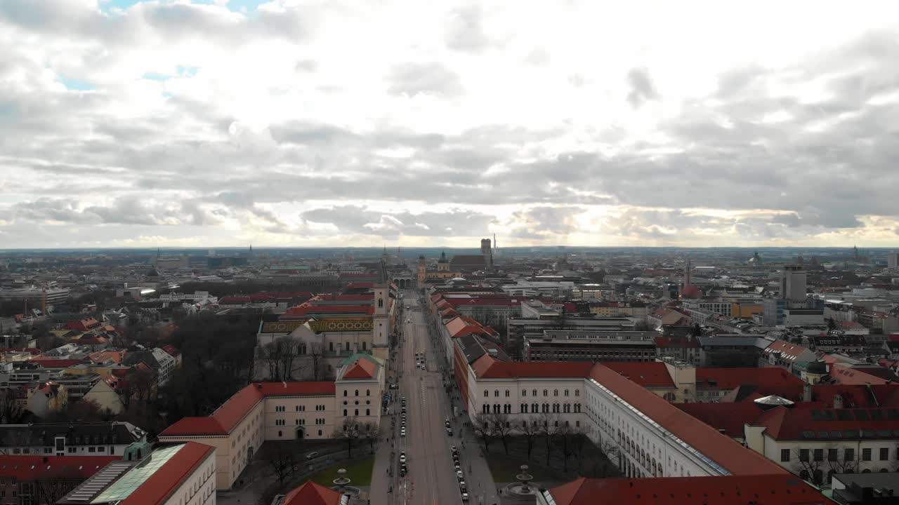 Letecké záběry Mnichova v Německu odpoledne, s výhledem na jihozápad, se západem slunce a mraky pro dramatický efekt.