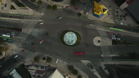 hiperlapso aéreo, tráfico de rotonda en la ciudad de méxico por la mañana, intersección de avenidas y vehículos, tiro de drones descendente de arriba hacia abajo