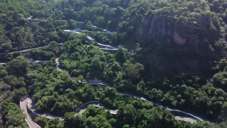 Toma-De-Drone-De-Pollachi-A-Valparai-Ruta-Escénica-Viaje-Por-Carretera,-Curvas-Cerradas,-Coimbatore,-Tamil-Nadu,-Sur-De-La-India