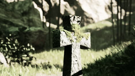 vieja cruz de piedra en un cementerio del bosque