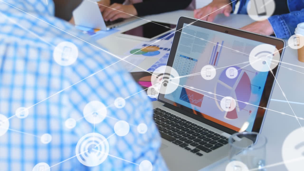 노트북을 사용하는 아프리카계 미국인 사업가에 대한 아이콘과 연결 네트워크의 애니메이션