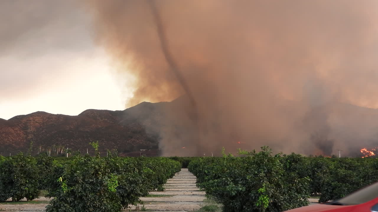 트래픽 timelapse 보기 백그라운드에서 fairview의 불타는 풍경