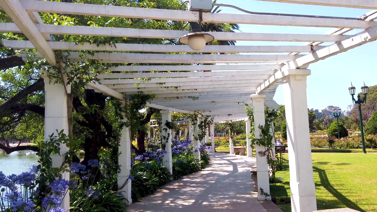 Paesaggio panoramico dell'architettura della Pergola Bianca, Giardini di Palermo con fiori della primavera argentina di Buenos Aires
