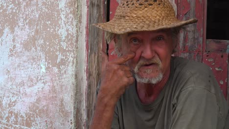 un anciano amable sonríe en trinidad cuba 1