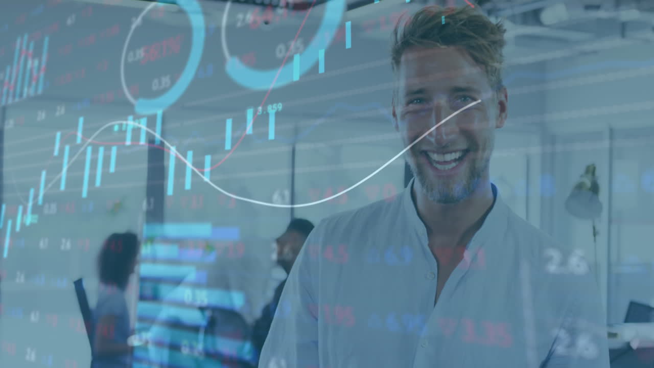 animación de la interfaz con estadísticas e información con un empresario sonriente en la oficina