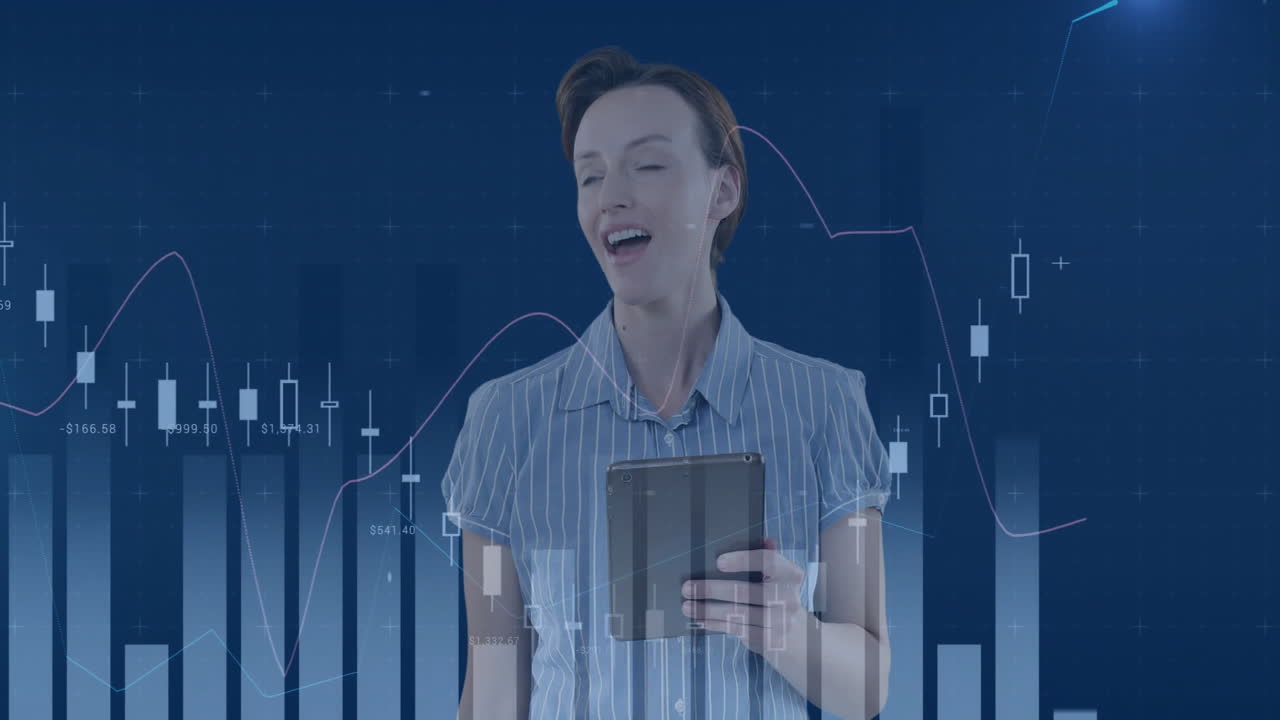 tableta en la mano, mujer con gráficos de datos financieros animación sobre fondo azul