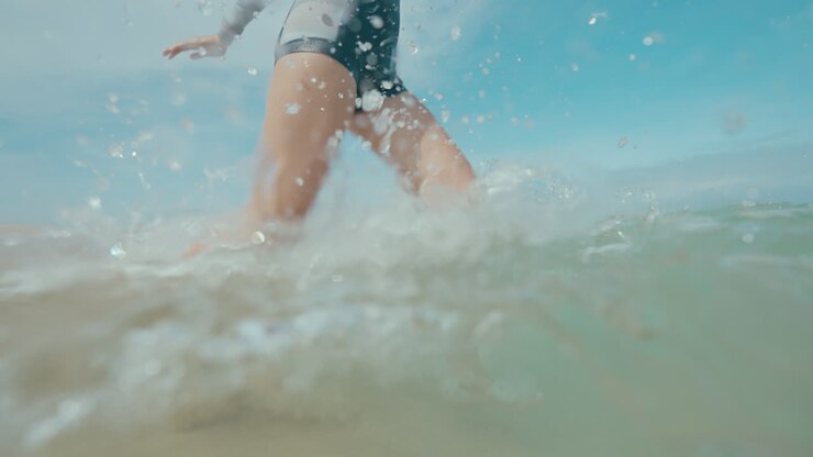 海の波の中で遊ぶ子供